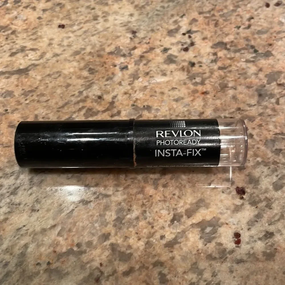 NWOT Revlon photo ready insta fix. In Golden Beige